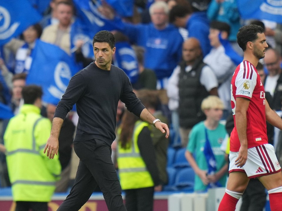 Mikel Arteta odchádza z ihriska po prehre Arsenalu v Brightone 0:3.