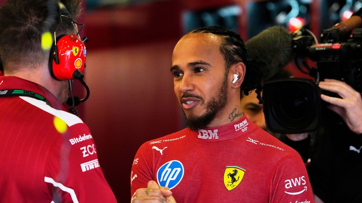 Lewis Hamilton s mechanikom Ferrari na Veľkej cene Austrálie.