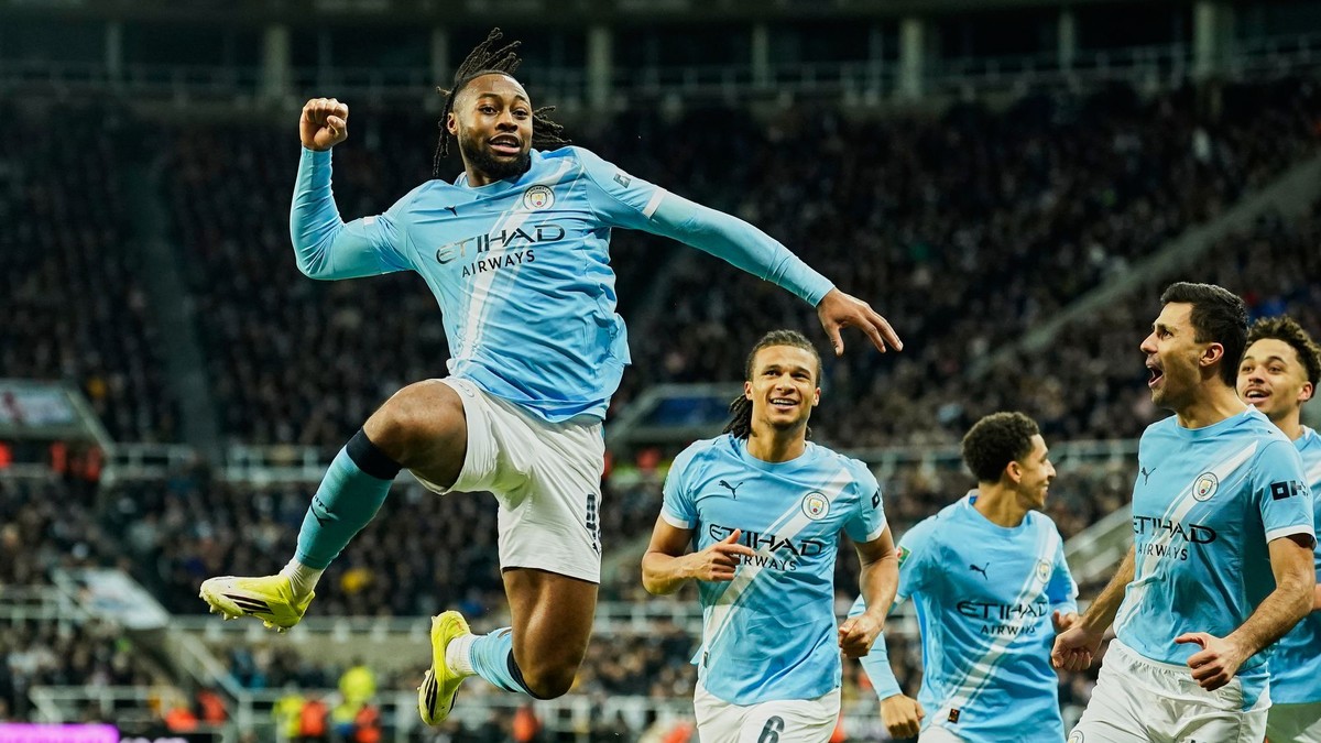 Nová posila Manchestru City Antoine Semenyo oslavuje gól. 