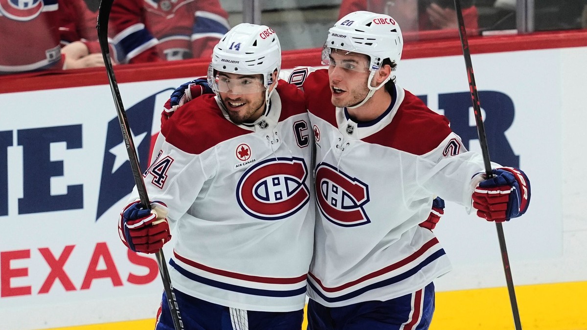 Nick Suzuki (vľavo) a Juraj Slafkovský (vpravo).