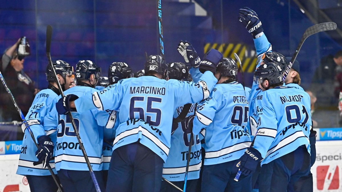 Na snímke radosť hráčov Slovan Bratislava po štvrtom zápase štvrťfinále.