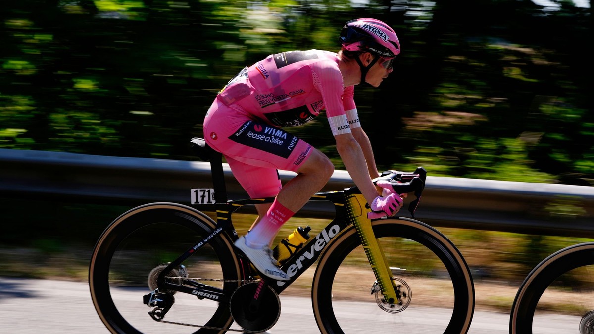  Dánsky cyklista Jonas Vingegaard  v ružovom drese vedúceho pretekára počas 15. etapy cyklistických pretekov Giro d'Italia.