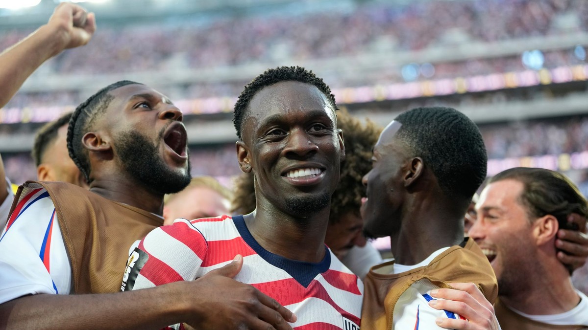 Futbalista USA Folarin Balogun sa raduje z gólu.