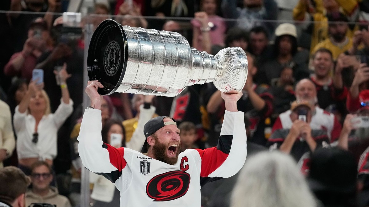 Jordan Staal s trofejou Stanley Cup. 