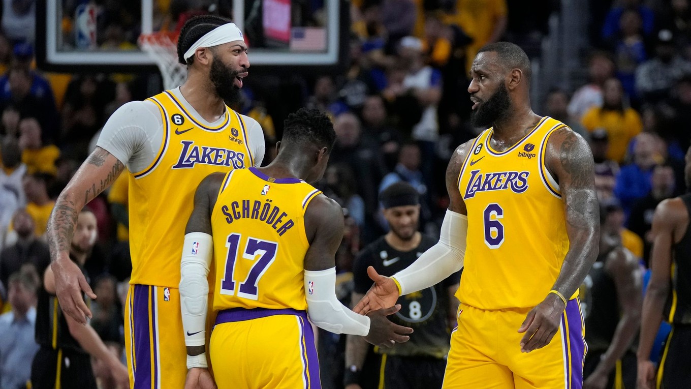 Basketbalisti LA Lakers. Zľava Anthony Davis, Dennis Schröder a LeBron James.