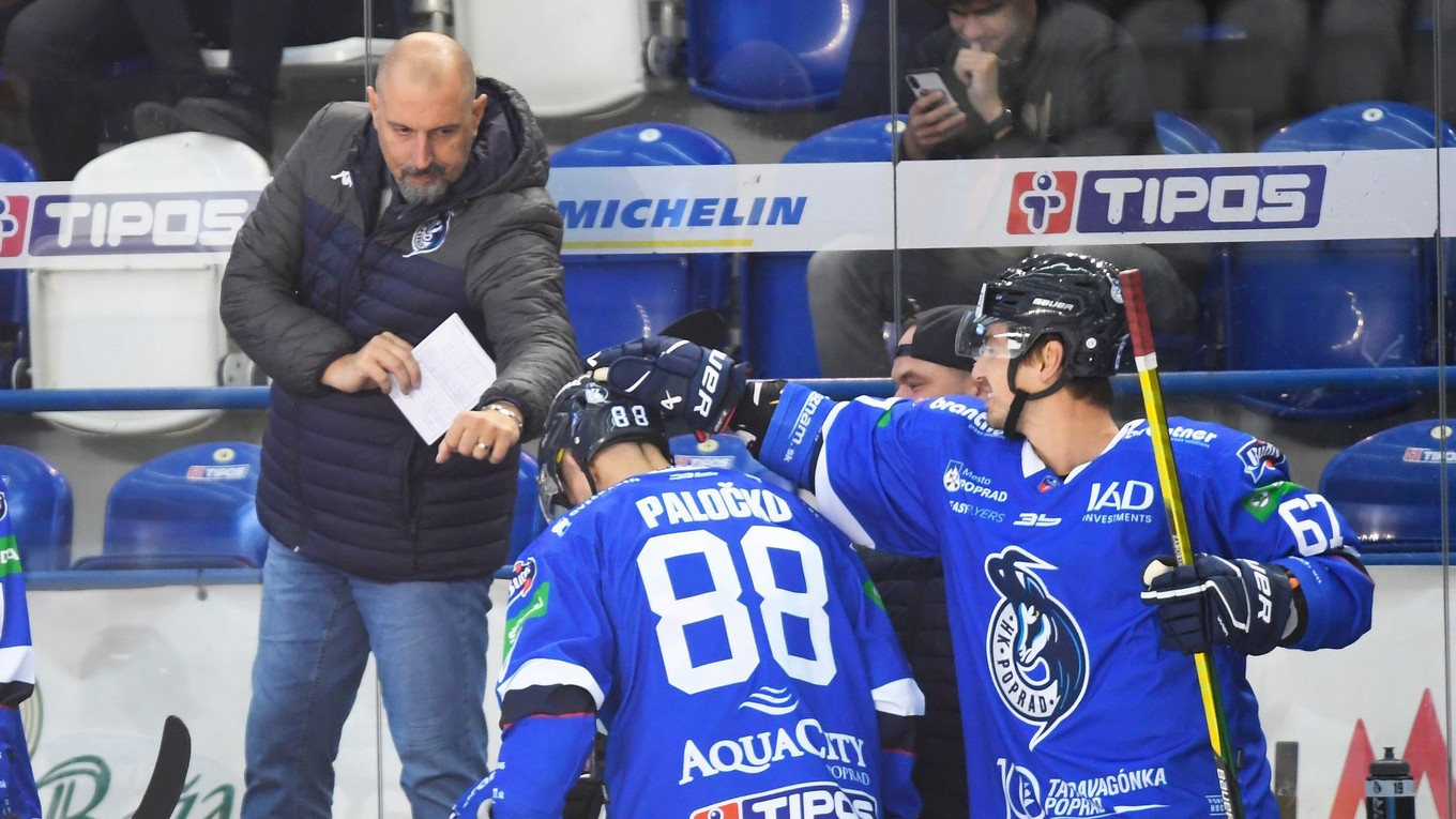 Tréner Martin Hrnčár na lavičke extraligového HK Poprad.