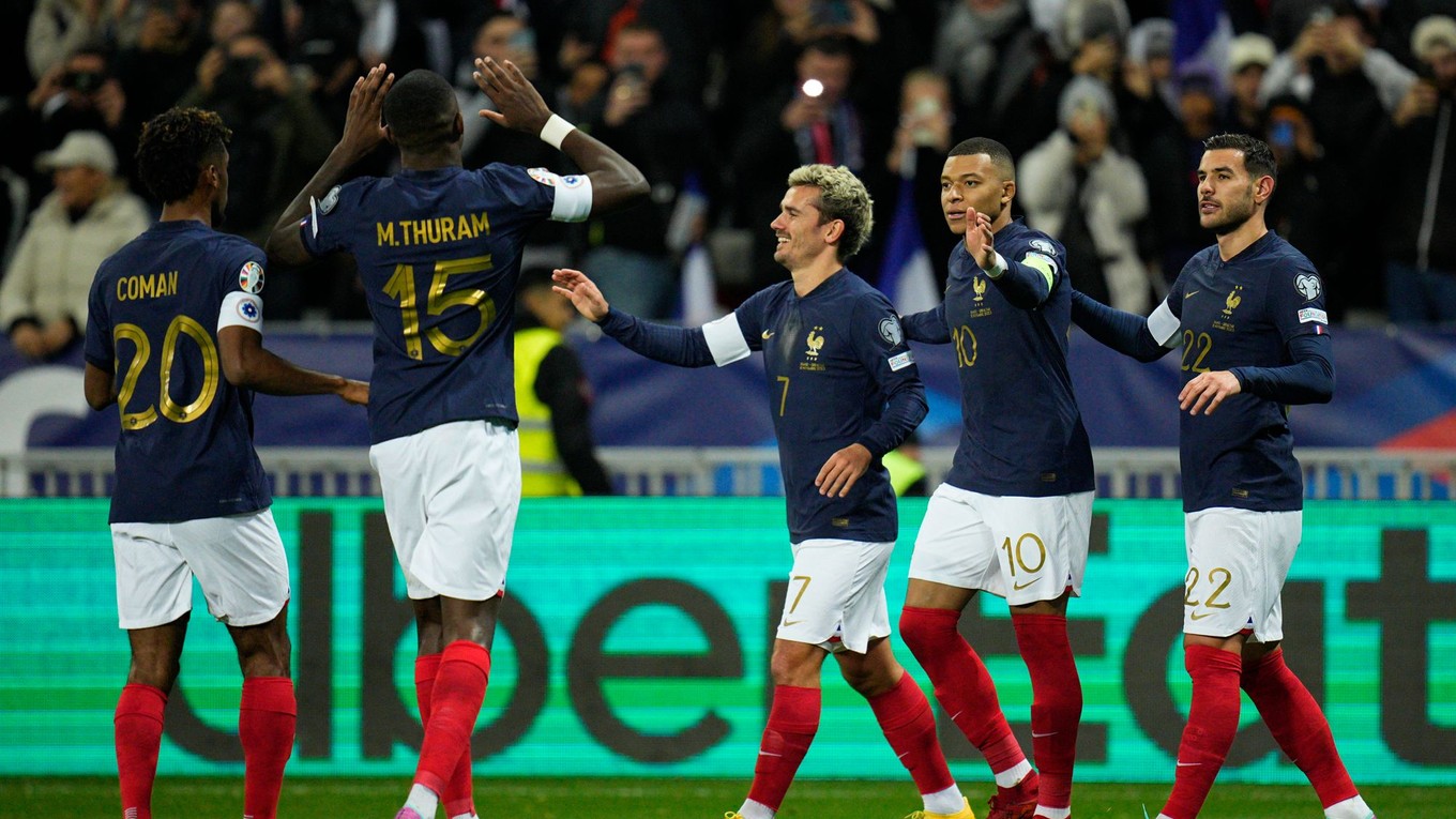 Kylian Mbappé sa so spoluhráčmi teší po strelenom góle v zápase Francúzsko - Gibraltár v kvalifikácii EURO 2024.