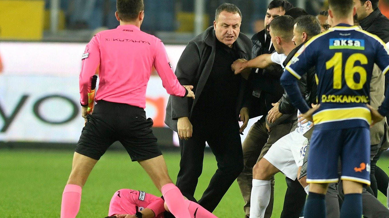 Faruk Koca (v strede) napadol tureckého rozhodcu.