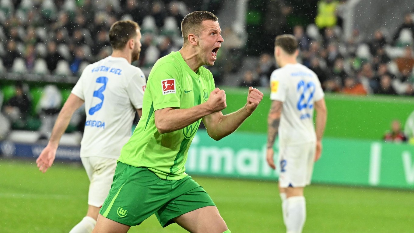 Slovenský futbalista v drese Wolfsburg Denis Vavro.