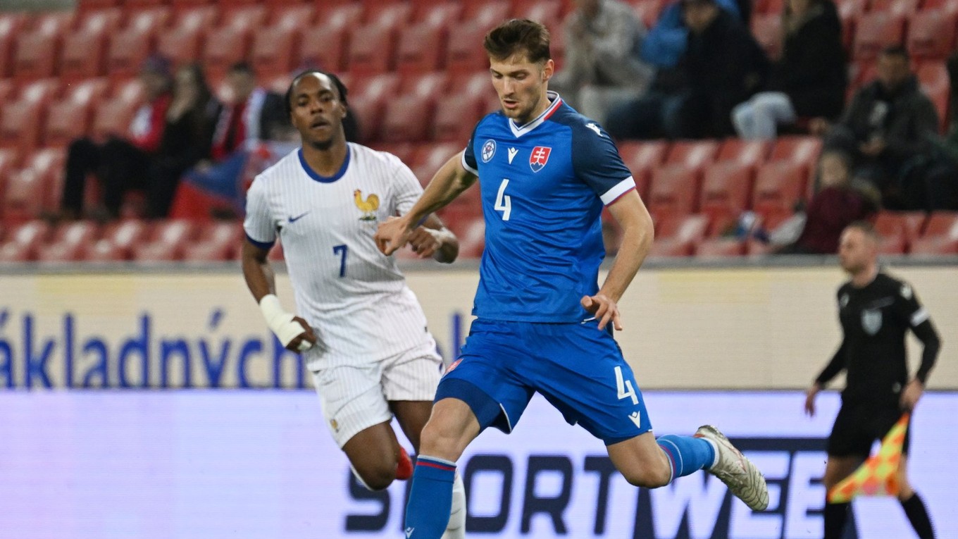 Na snímke vpravo hráč Slovenska Sebastián Kóša a hráč Francúzska Mathys Tel.