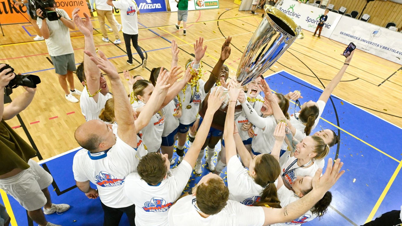 hráčky VKP FTVŠ UK Bratislava  sa tešia zo zisku svojho premiérového titulu