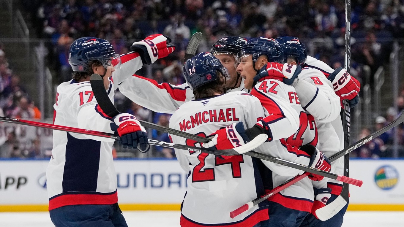 Martin Fehérváry (42) oslavuje so spoluhráčmi gól.