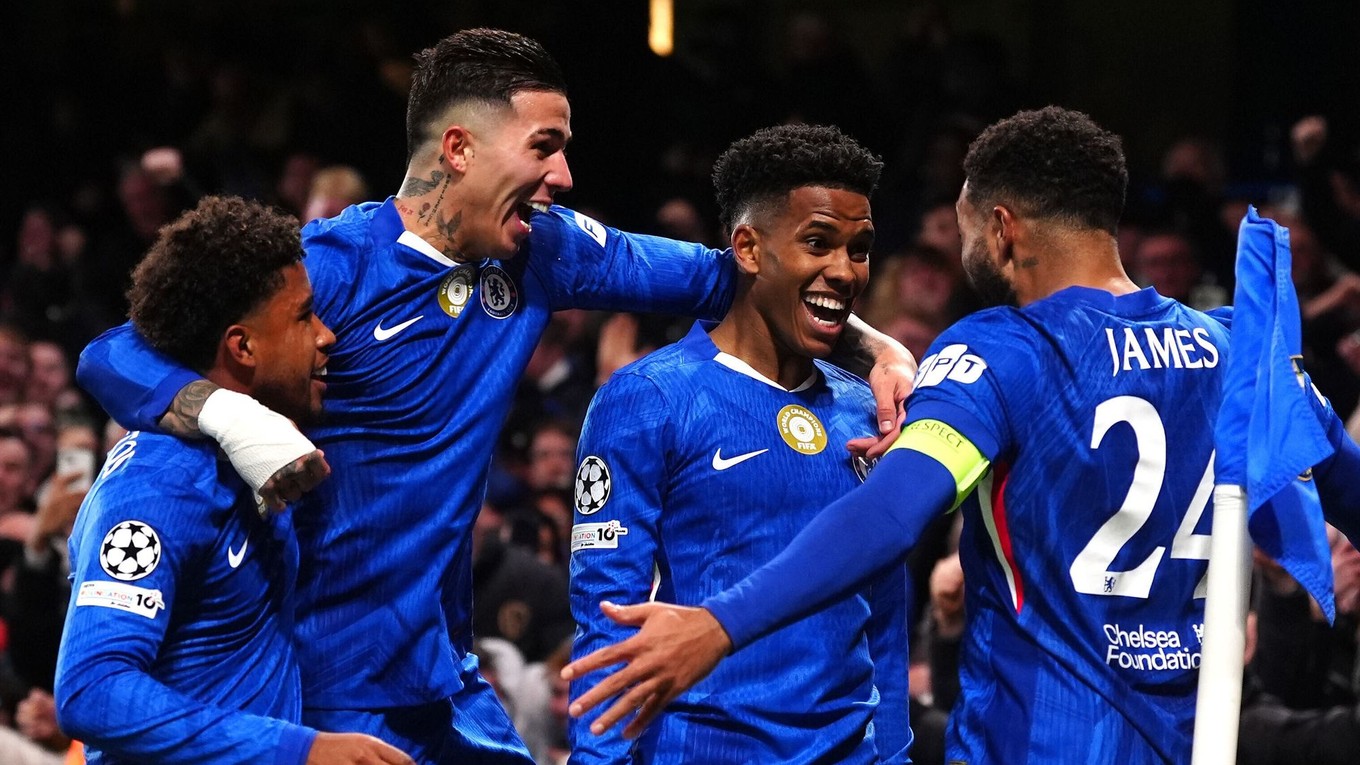 Hráči Chelsea oslavujú gól