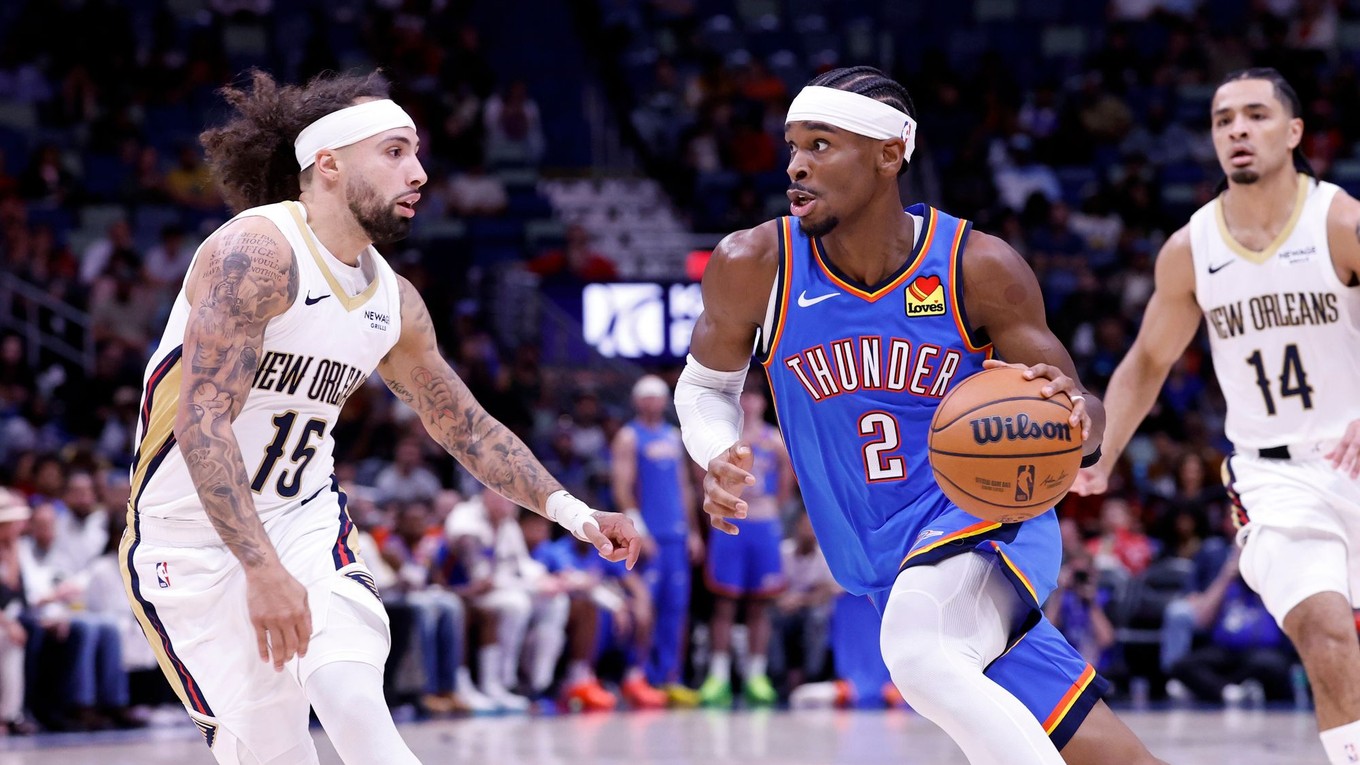 Vpravo Shai Gilgeous-Alexander (2) v zápase proti New Orleans.