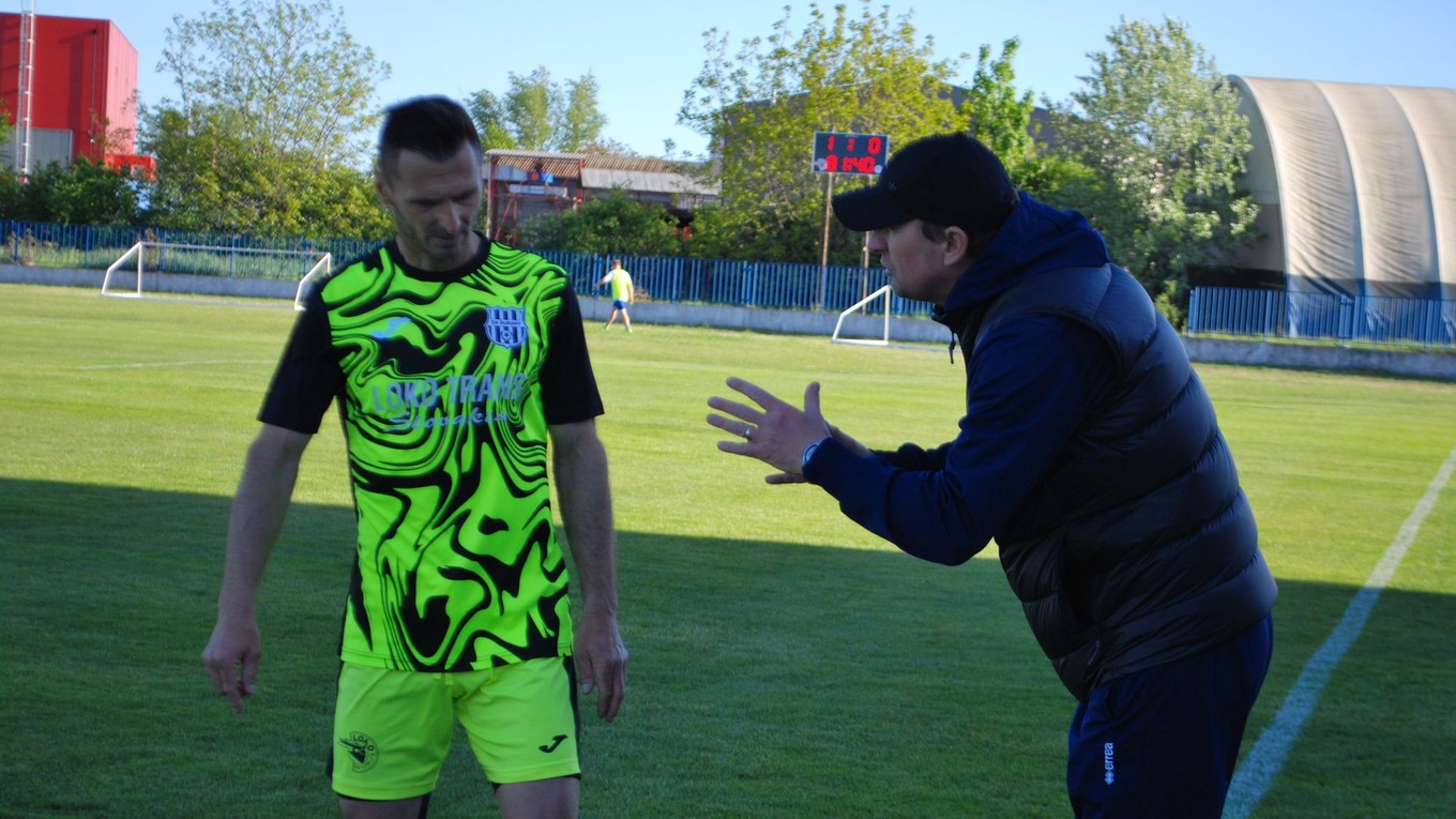 Trénerovi Mariánovi Huríkovi premiéra vyšla, pokyny dáva režisérovi hry Alexandrovi Soboňovi.