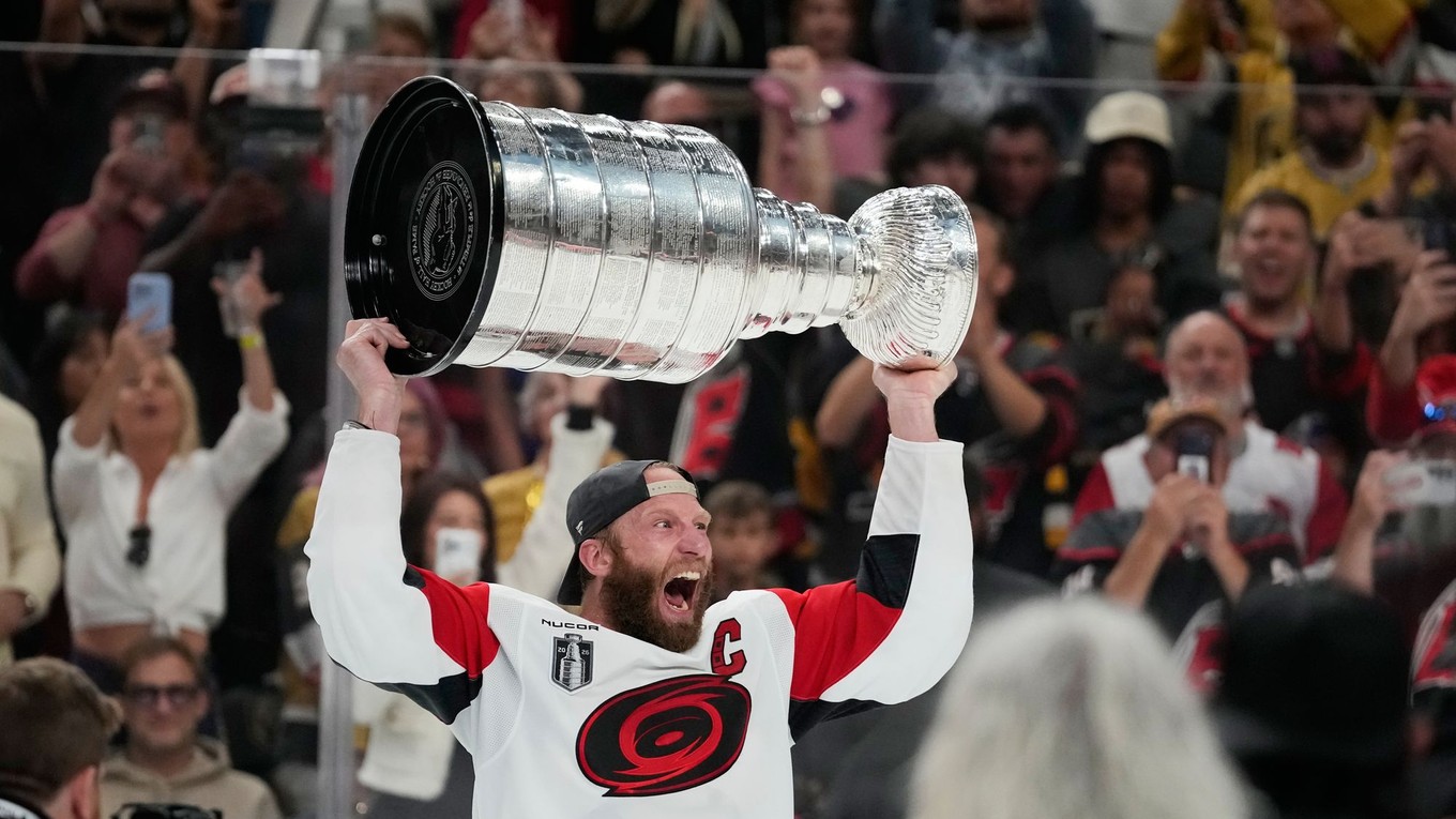 Jordan Staal s trofejou Stanley Cup. 