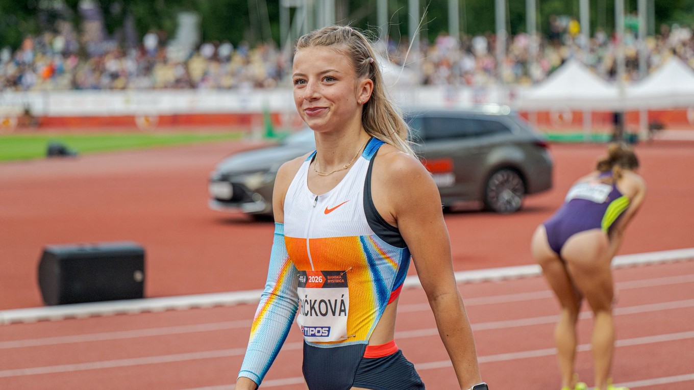 Laura Frličková sa usmieva po behu na 100 metrov cez prekážky počas hlavného programu 61. ročníka atletického TIPOS P-T-S mítingu v Banskej Bystrici.