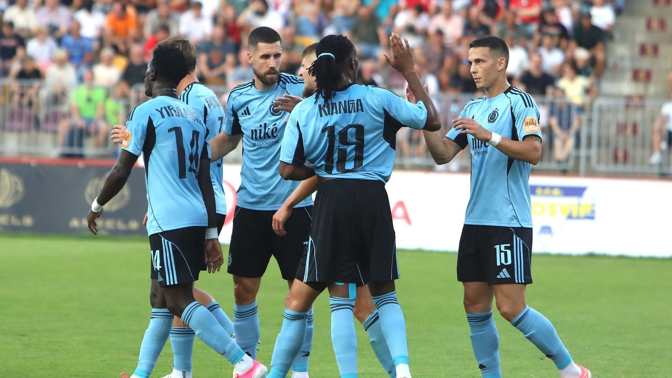 Hráči Slovana sa tešia z gólu počas zápasu 1. kola futbalovej Niké ligy MFK Dukla Banská Bystrica - ŠK Slovan Bratislava.