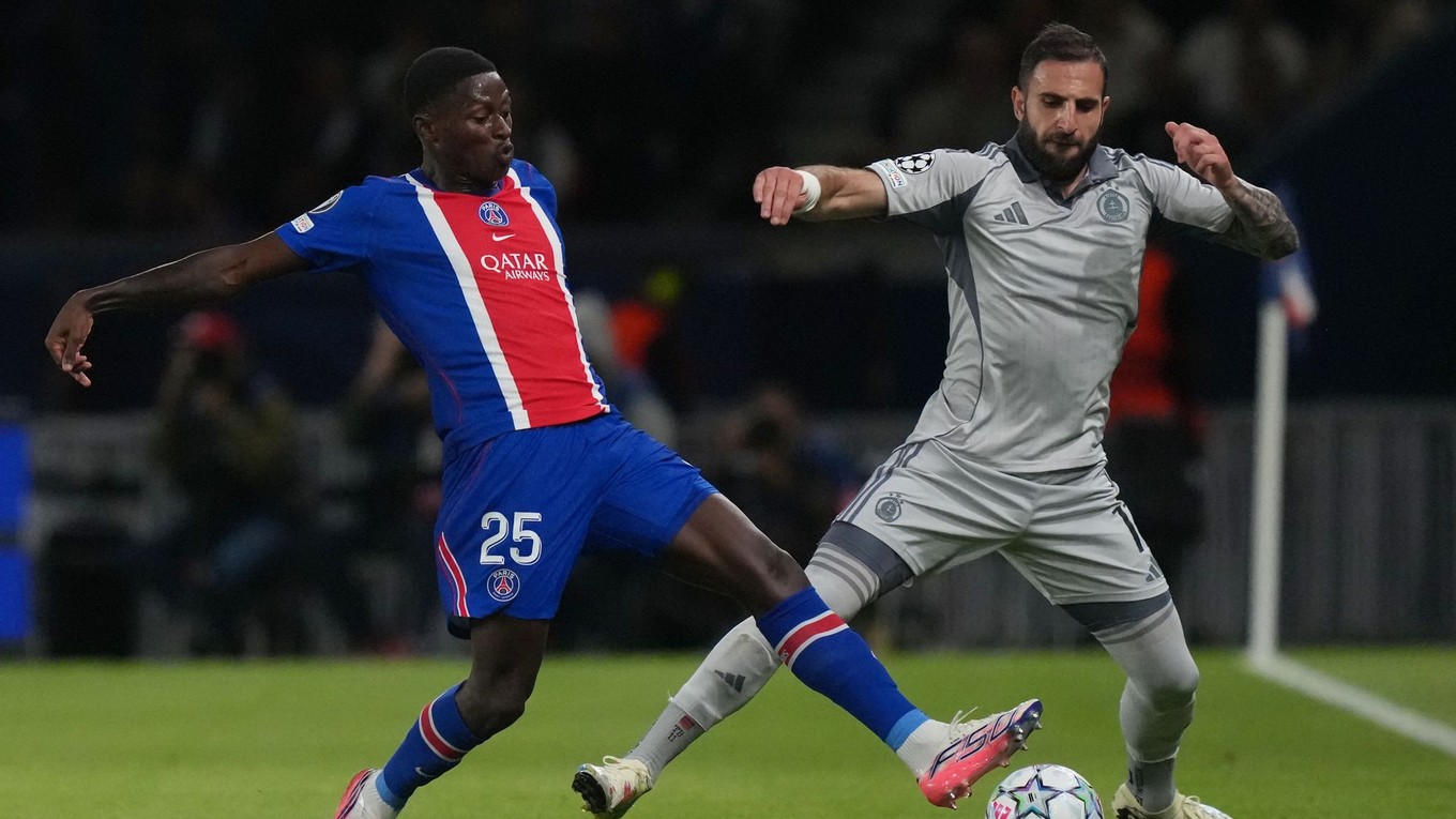 Nuno Mendes a Tigran Barseghjan v zápase PSG - Slovan