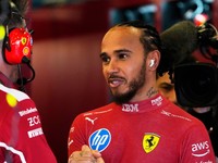 Lewis Hamilton s mechanikom Ferrari na Veľkej cene Austrálie.