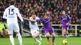 Stanislav Lobotka (v strede) bojuje o loptu s Lucasom Beltranom v zápase ACF Fiorentina - SSC Neapol v 19. kole Serie A.