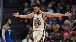 Rozohrávač Golden State Warriors Stephen Curry (30) reaguje počas prvého polčasu zápasu NBA proti Orlandu.