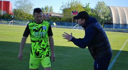 Trénerovi Mariánovi Huríkovi premiéra vyšla, pokyny dáva režisérovi hry Alexandrovi Soboňovi.