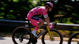 Dánsky cyklista Jonas Vingegaard v ružovom drese vedúceho pretekára počas 15. etapy cyklistických pretekov Giro d'Italia.