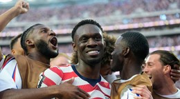 Futbalista USA Folarin Balogun sa raduje z gólu.