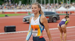 Laura Frličková sa usmieva po behu na 100 metrov cez prekážky počas hlavného programu 61. ročníka atletického TIPOS P-T-S mítingu v Banskej Bystrici.