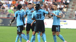 Hráči Slovana sa tešia z gólu počas zápasu 1. kola futbalovej Niké ligy MFK Dukla Banská Bystrica - ŠK Slovan Bratislava.