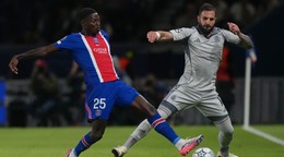 Nuno Mendes a Tigran Barseghjan v zápase PSG - Slovan