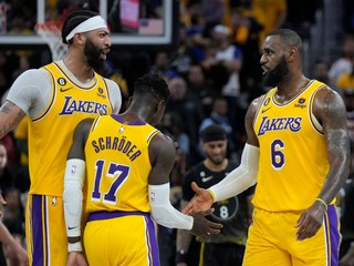 Basketbalisti LA Lakers. Zľava Anthony Davis, Dennis Schröder a LeBron James.