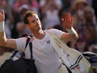 Brit Andy Murray odchádza po prehre vo Wimbledone 2023.