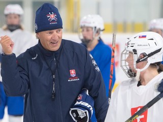 Tréner slovenskej ženskej hokejovej reprezentácie Arto Sieppi. 