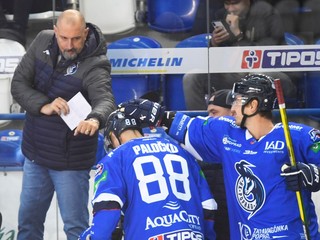 Tréner Martin Hrnčár na lavičke extraligového HK Poprad.