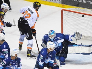 Brankár Libor Kašík (Nitra) inkasuje tretí gól v zápase HC Košice - HK Nitra.