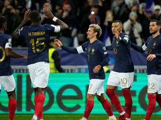 Kylian Mbappé sa so spoluhráčmi teší po strelenom góle v zápase Francúzsko - Gibraltár v kvalifikácii EURO 2024.