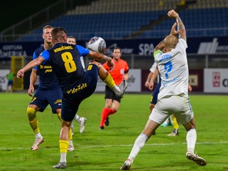Zľava Luka Bobičanec (Celje) a Vladimír Weiss ml. (Slovan) v zápase 2. predkola Ligy majstrov NK Celje - ŠK Slovan Bratislava.