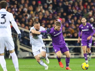 Stanislav Lobotka (v strede) bojuje o loptu s Lucasom Beltranom v zápase ACF Fiorentina - SSC Neapol v 19. kole Serie A.