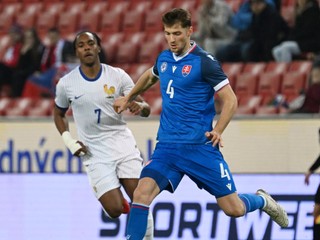 Na snímke vpravo hráč Slovenska Sebastián Kóša a hráč Francúzska Mathys Tel.