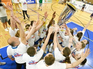hráčky VKP FTVŠ UK Bratislava  sa tešia zo zisku svojho premiérového titulu