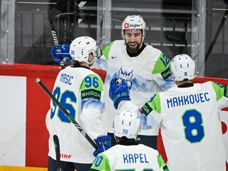 Nik Simšič oslavuje gól v zápase Francúzsko - Slovinsko na MS v hokeji 2025. 