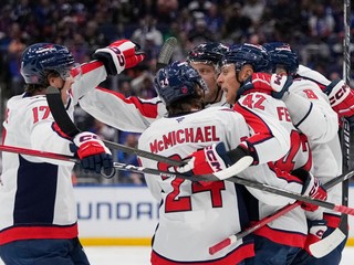 Martin Fehérváry (42) oslavuje so spoluhráčmi gól.