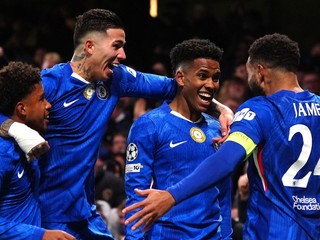 Hráči Chelsea oslavujú gól
