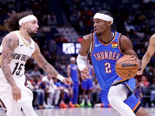 Vpravo Shai Gilgeous-Alexander (2) v zápase proti New Orleans.