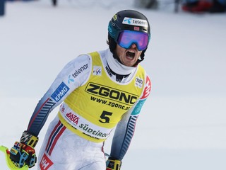 Nór Atle Lie McGrath oslavuje po slalome v Alta Badia.