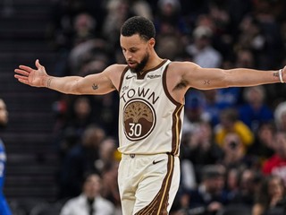Rozohrávač Golden State Warriors Stephen Curry (30) reaguje počas prvého polčasu zápasu NBA proti Orlandu.