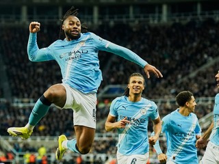 Nová posila Manchestru City Antoine Semenyo oslavuje gól. 