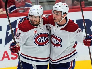 Nick Suzuki (vľavo) a Juraj Slafkovský (vpravo).